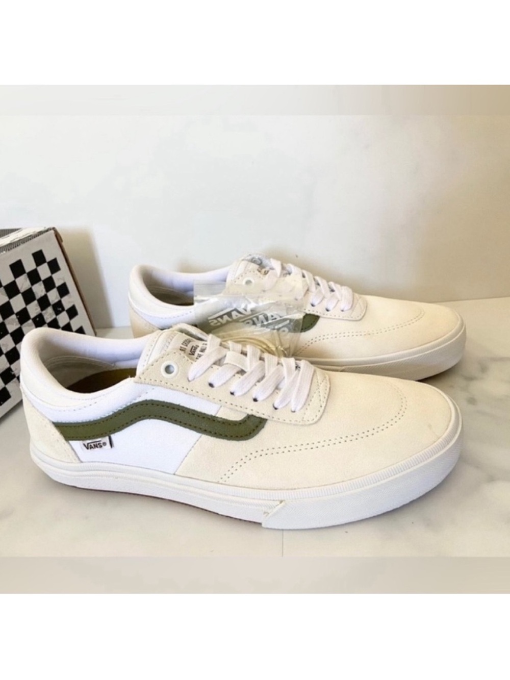 Vans Gilbert Crockett Shoe
True White / Green Women 9.0 US
Mens 7.5 US - Picture 4 of 13